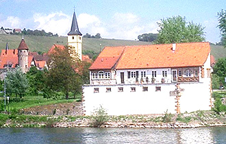 Die über 400 Jahre alte Mühle in Gundeslheim/Württemberg am Neckar mit seiner großen süd-südwest ausgerichteten Sonnenterrasse mit Blick auf Burgen.